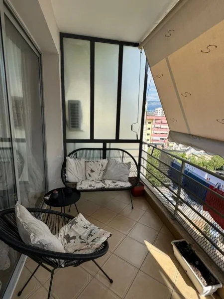 Tirane, jepet me qera apartament 2+1+Ballkon Kati 7, 94 m² 800 € (Rruga don bosco. Shtepi plus garazhd)