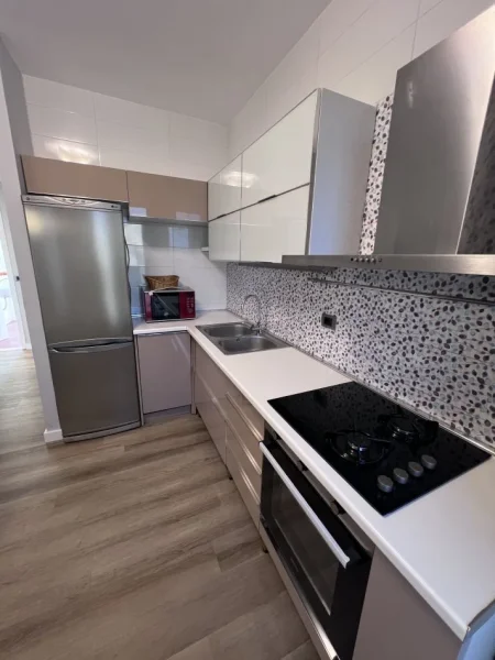 Tirane, jepet me qera apartament 2+1+Ballkon Kati 4, 100 m²