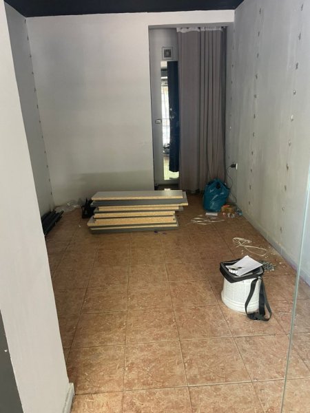 Tirane, jepet me qera ambjent biznesi Kati 0, 25 m² 700 € 