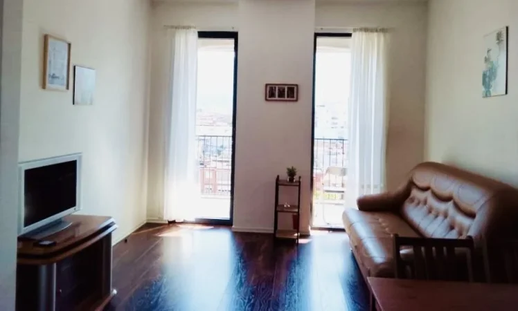Tirane, jepet me qera apartament 1+1+Aneks+Ballkon Kati 7, 70 m² 500 € (kinostudio)