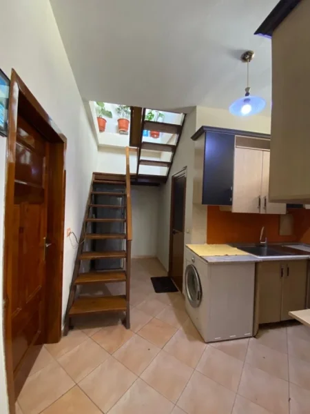 Tirane, jepet me qera ambjent biznesi 4+1+ 100m² tarrace , 100 m² 1.000 € (Qender)