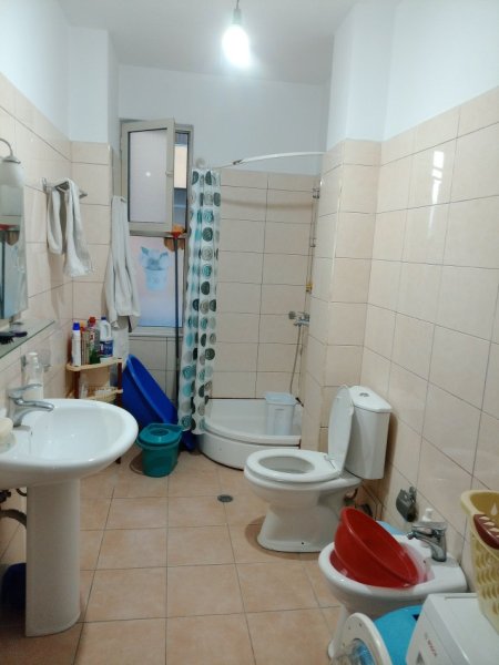 Tirane, jepet me qera apartament 2+1+Ballkon Kati 2, 108 m² ,QERAJA=400 € ( KAMEZ)