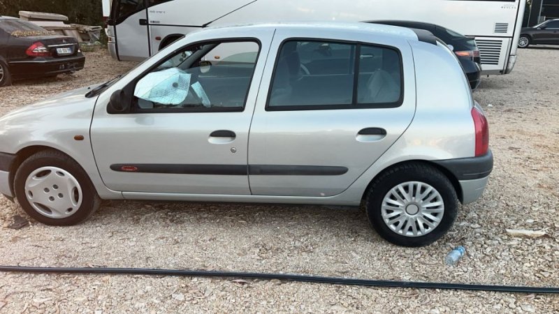 Durres, shitet makine Renault clio Benzin, gri metalizato manuale Klima 175.000 km 1.400 €