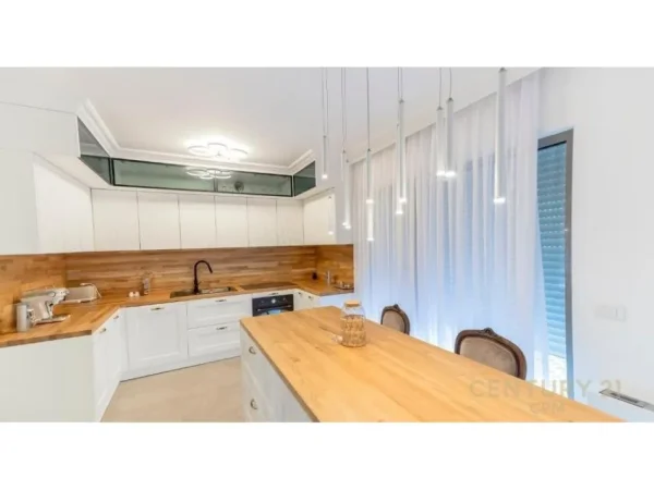 Tirane, jepet me qera Vile 3 Katshe Kati 3, 380 m² 3.300 € (Porta E Gjelbert)