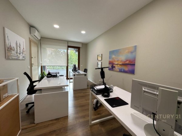 Tirane, jepet me qera zyre Kati 3, 187 m² 2.500 € (Hilton)