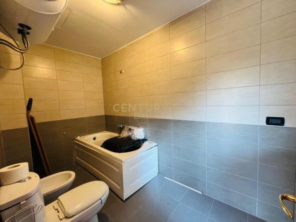 Tirane, jepet me qera zyre Kati 4, 150 m² 1.300 € (Prane Ambasades Amerikane)