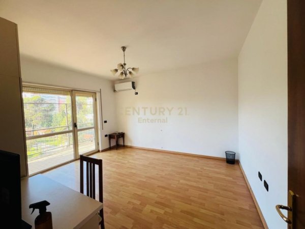 Tirane, jepet me qera zyre Kati 4, 150 m² 1.300 € (Prane Ambasades Amerikane)