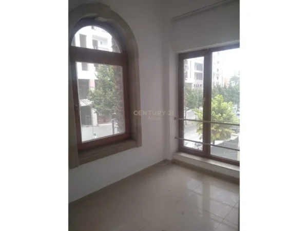 Tirane, jepet me qera Vile Kati 5, 1.317 m² 5.300 € 