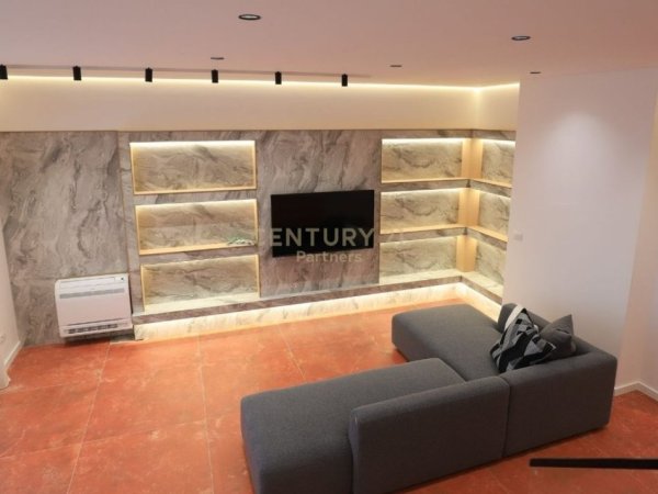 Tirane, jepet me qera Vile 3 Katshe Kati 4, 650 m² 3.000 € (PETRELË)