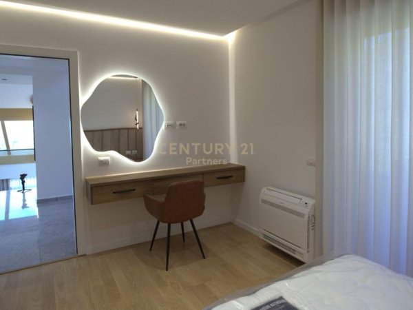 Tirane, jepet me qera Vile 3 Katshe Kati 4, 650 m² 3.000 € (PETRELË)