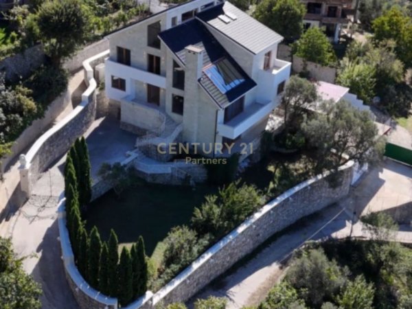 Tirane, jepet me qera Vile 3 Katshe Kati 4, 650 m² 3.000 € (PETRELË)