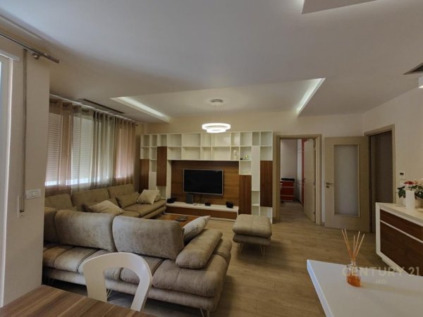 Tirane, jepet me qera apartament 3+1+Aneks+Ballkon Kati 2, 138 m² 900 € 