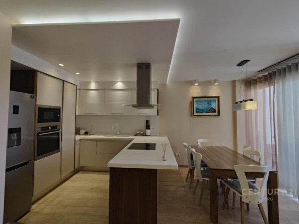 Tirane, jepet me qera apartament 3+1+Aneks+Ballkon Kati 2, 138 m² 900 € 