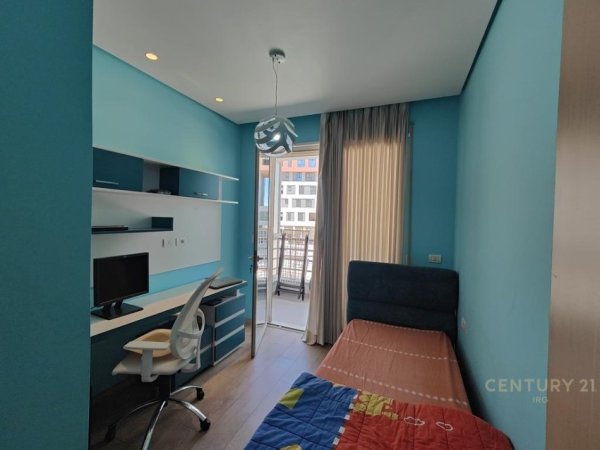 Tirane, jepet me qera apartament 3+1+Aneks+Ballkon Kati 2, 138 m² 900 € 