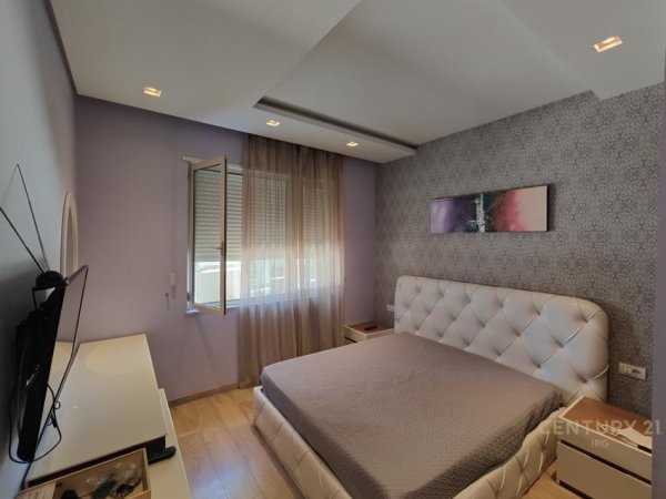 Tirane, jepet me qera apartament 3+1+Aneks+Ballkon Kati 2, 138 m² 900 € 
