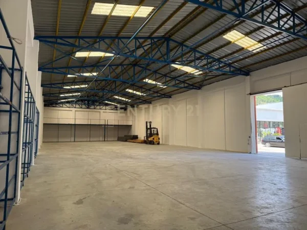 Tirane, jepet me qera ambjent biznesi Kati 0, 2.000 m² 3.600 € (Prush)