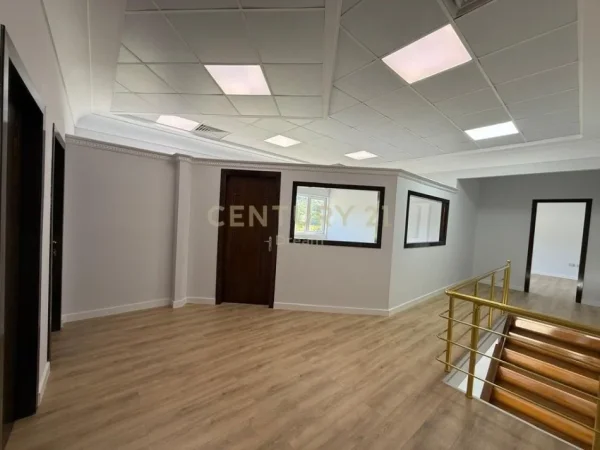 Tirane, jepet me qera ambjent biznesi Kati 0, 2.000 m² 3.600 € (Prush)