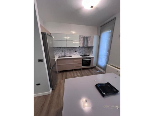 Tirane, jepet me qera apartament 2+1+Aneks+Ballkon Kati 4, 100 m² 800 € (Rruga Fortuzi)