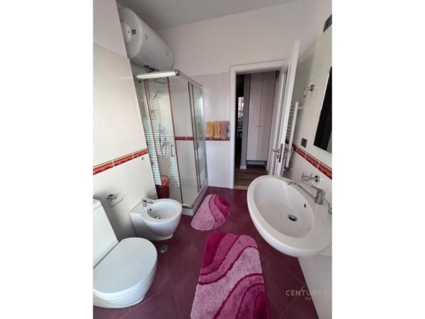Tirane, jepet me qera apartament 2+1+Aneks+Ballkon Kati 4, 100 m² 800 € (Rruga Fortuzi)
