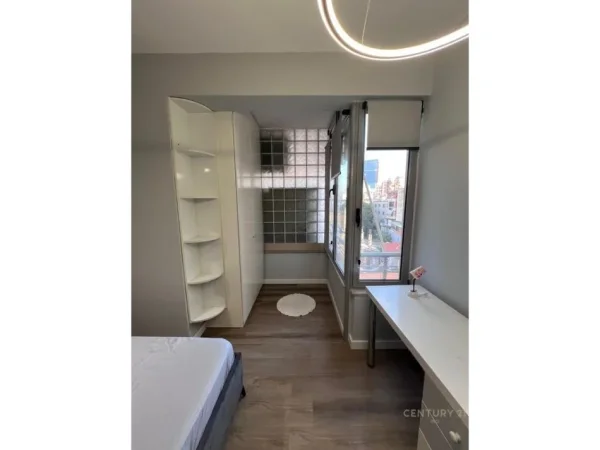 Tirane, jepet me qera apartament 2+1+Aneks+Ballkon Kati 4, 100 m² 800 € (Rruga Fortuzi)