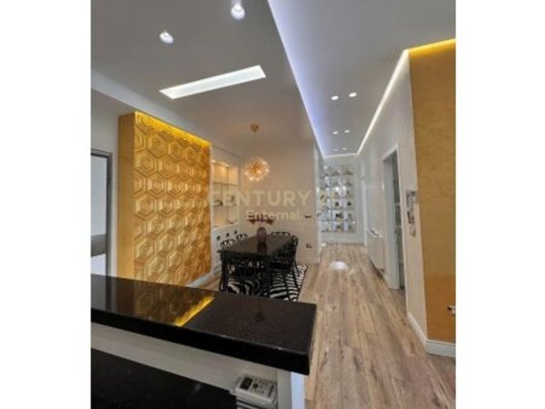 Tirane, jepet me qera apartament 2+1+Aneks+Ballkon Kati 21, 130 m² 2.500 € (Ambasador 3)