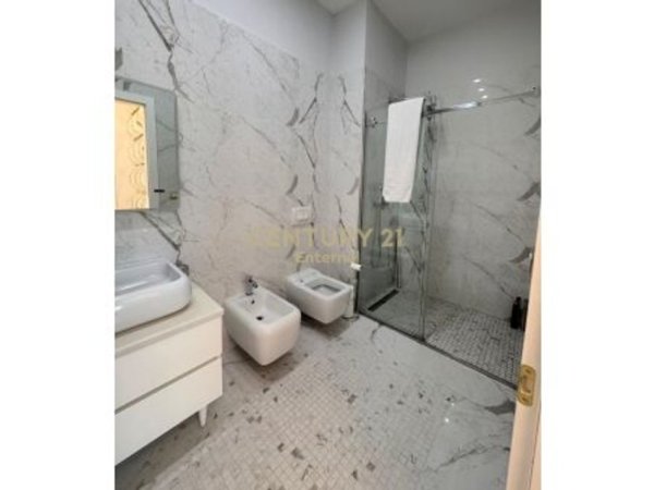 Tirane, jepet me qera apartament 2+1+Aneks+Ballkon Kati 21, 130 m² 2.500 € (Ambasador 3)