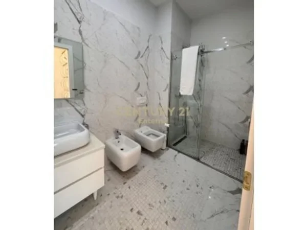 Tirane, jepet me qera apartament 2+1+Aneks+Ballkon Kati 21, 130 m² 2.500 € (Ambasador 3)