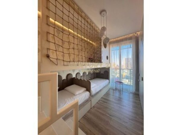 Tirane, jepet me qera apartament 2+1+Aneks+Ballkon Kati 21, 130 m² 2.500 € (Ambasador 3)