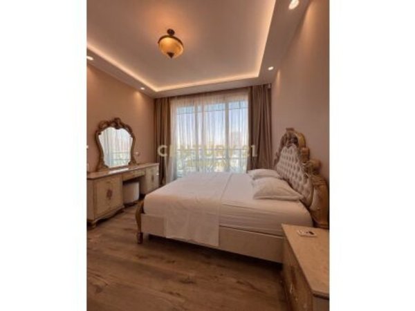 Tirane, jepet me qera apartament 2+1+Aneks+Ballkon Kati 21, 130 m² 2.500 € (Ambasador 3)
