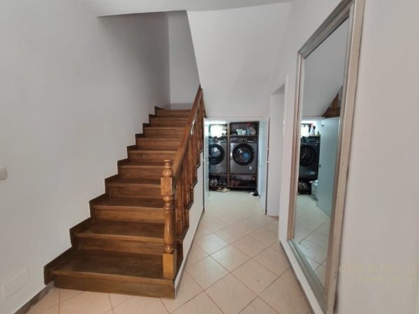 Tirane, jepet me qera Vile 3 Katshe Kati 3, 560 m² 3.000 € 