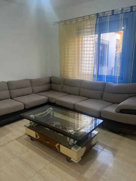 Tirane, jepet me qera apartament 2+1 Kati 1, 80 m² 500 € (qyteti studenti)