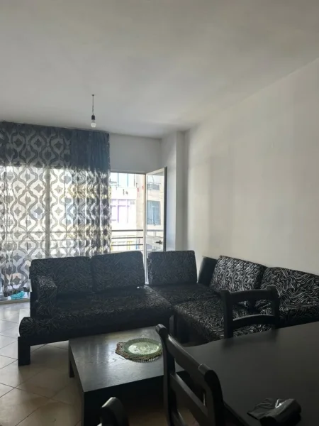 Tirane, jepet me qera apartament 2+1 Kati 4, 400 € (astir)