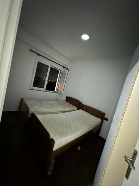 Tirane, jepet me qera apartament 1+1 , 250 € (Rruga Irfan Tershana)