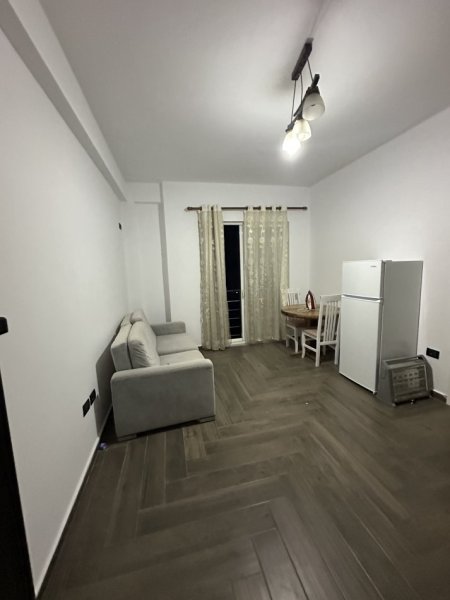 Tirane, jepet me qera apartament 1+1 , 250 € (Rruga Irfan Tershana)