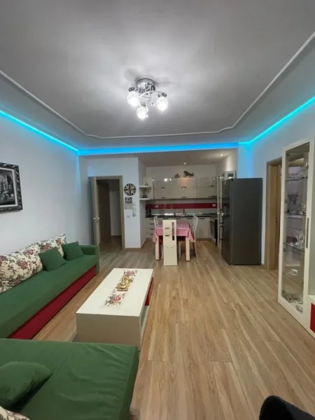 Tirane, jepet me qera apartament 2+1 Kati 4, 500 € (astir)