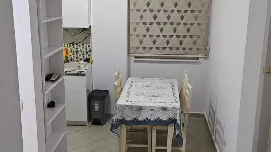 Tirane, jepet me qera apartament 1+1+Ballkon Kati 3, 65 m² 400 € (Prane Doganes Unaza e Re)
