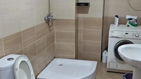 Tirane, jepet me qera apartament 1+1+Ballkon Kati 3, 65 m² 400 € (Prane Doganes Unaza e Re)