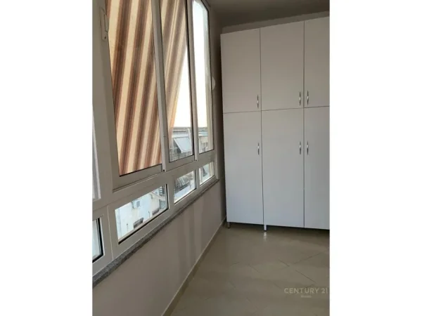 Tirane, jepet me qera apartament 2+1 Kati 4, 106 m² 700 € (Prokuroria)