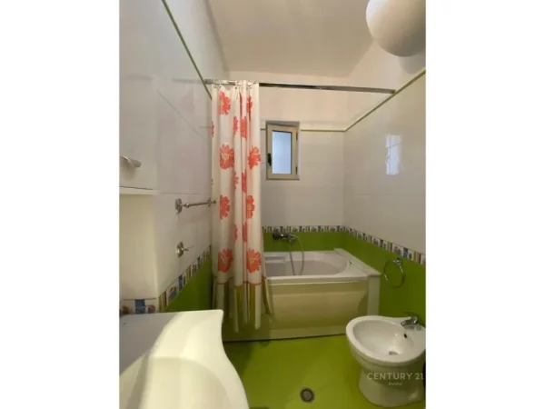 Tirane, jepet me qera apartament 2+1 Kati 4, 106 m² 700 € (Prokuroria)