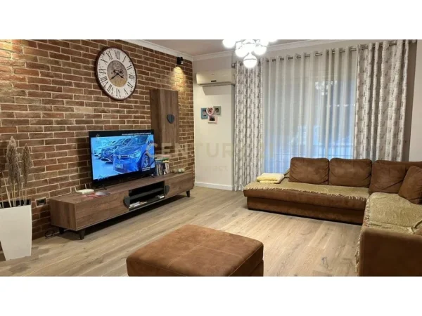 Tirane, jepet me qera apartament 2+1+Ballkon Kati 3, 130 m² 700 € (Don Bosko)