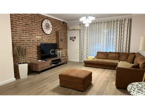 Tirane, jepet me qera apartament 2+1+Ballkon Kati 3, 130 m² 700 € (Don Bosko)