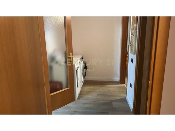 Tirane, jepet me qera apartament 2+1+Ballkon Kati 3, 130 m² 700 € (Don Bosko)