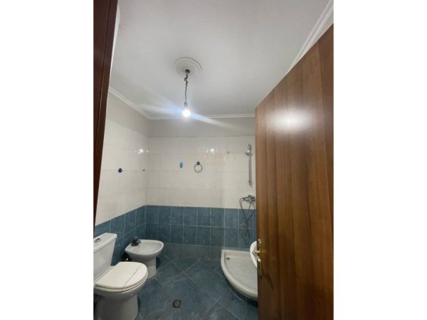 Tirane, jepet me qera apartament 1+1 Kati 11, 112 m² 500 € (Glibe)