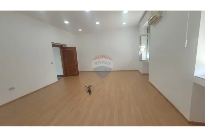 Tirane, jepet me qera zyre Kati 3, 275 m² 6.000 € (Blloku)