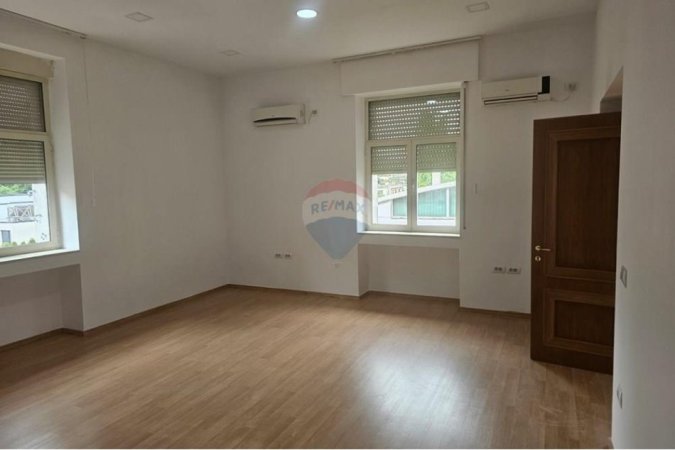 Tirane, jepet me qera zyre Kati 3, 275 m² 6.000 € (Blloku)