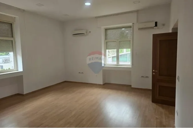 Tirane, jepet me qera zyre Kati 3, 275 m² 6.000 € (Blloku)