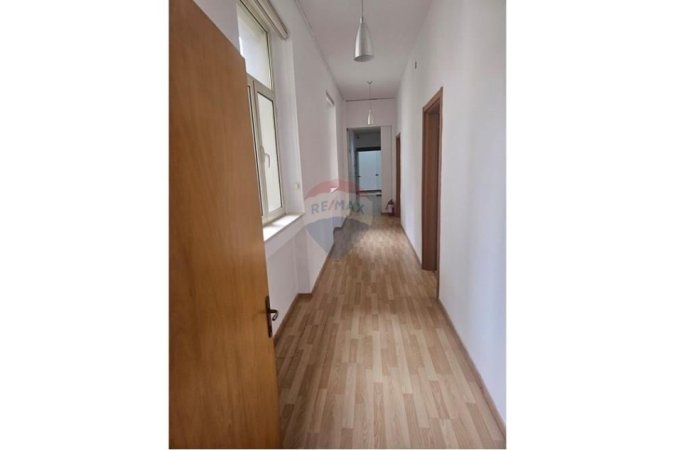 Tirane, jepet me qera zyre Kati 3, 275 m² 6.000 € (Blloku)