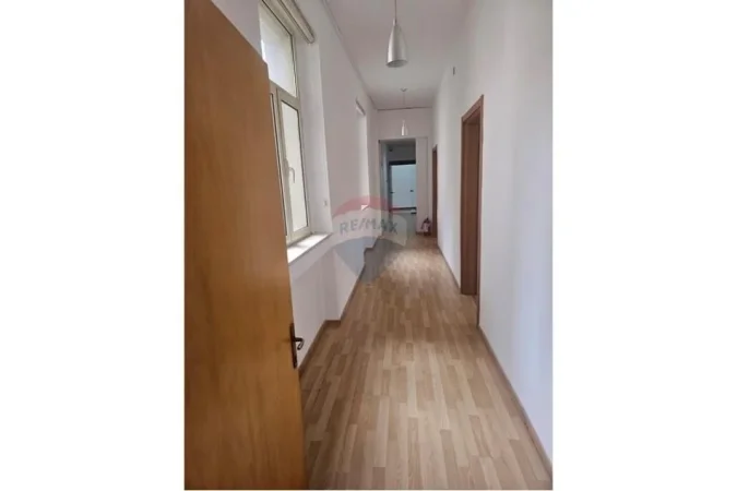 Tirane, jepet me qera zyre Kati 3, 275 m² 6.000 € (Blloku)