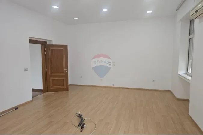 Tirane, jepet me qera zyre Kati 3, 275 m² 6.000 € (Blloku)