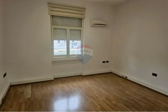 Tirane, jepet me qera zyre Kati 3, 275 m² 6.000 € (Blloku)